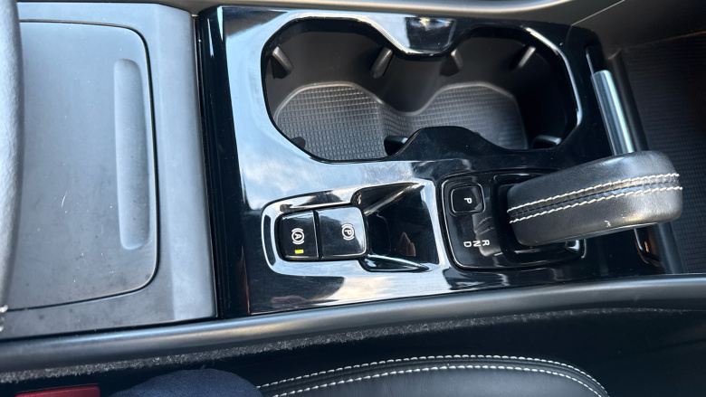 Volvo Xc40 2.0 B4P R DESIGN Pro 5dr Auto Petrol Estate